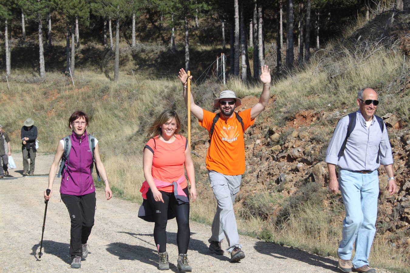 Arnedanos y visitantes participan en la marcha a Isasa