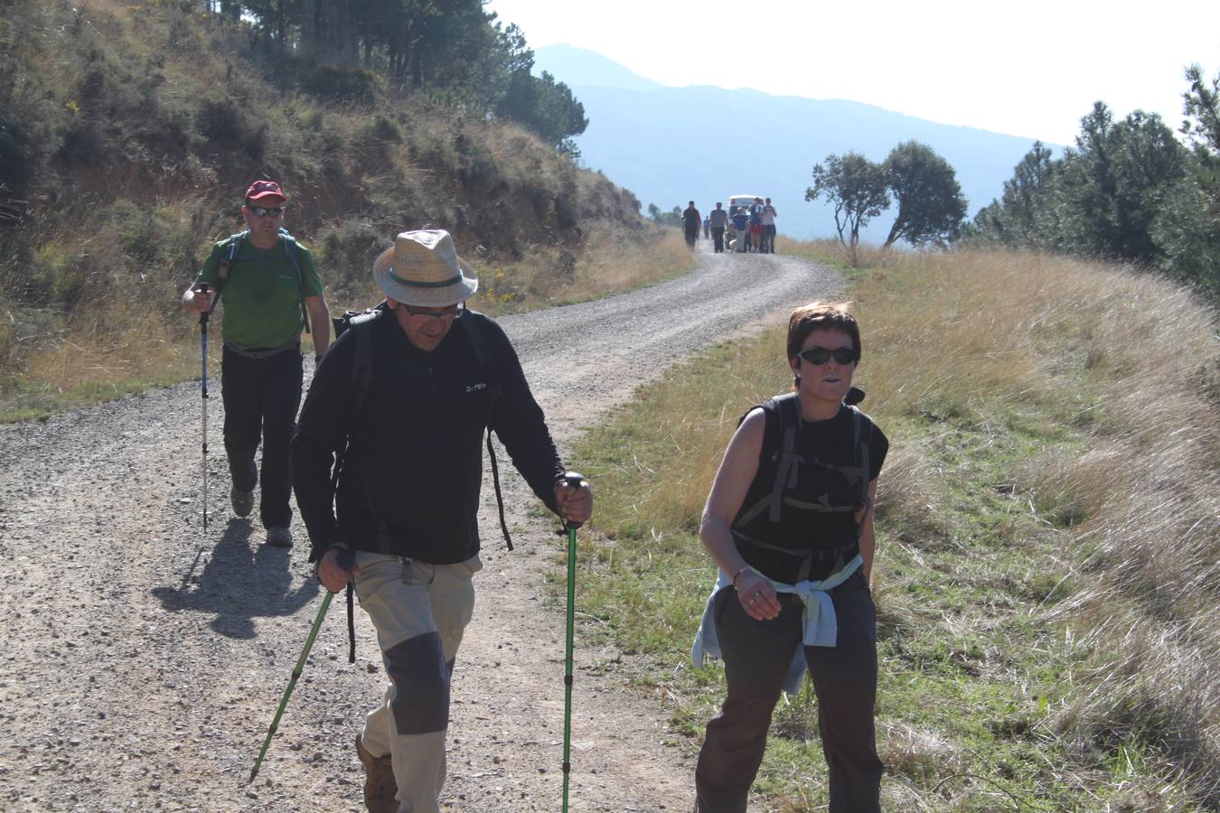 Arnedanos y visitantes participan en la marcha a Isasa