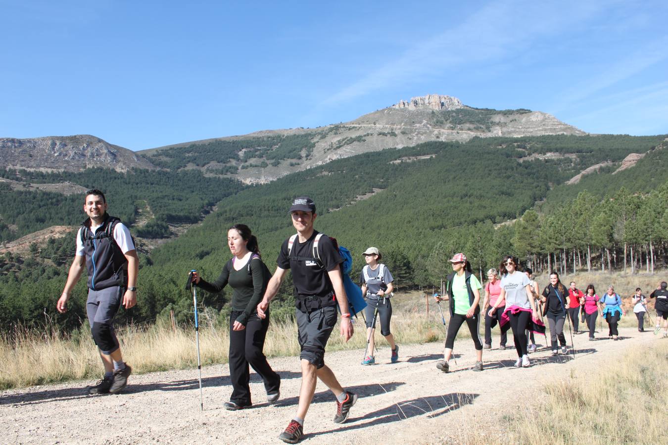 Arnedanos y visitantes participan en la marcha a Isasa