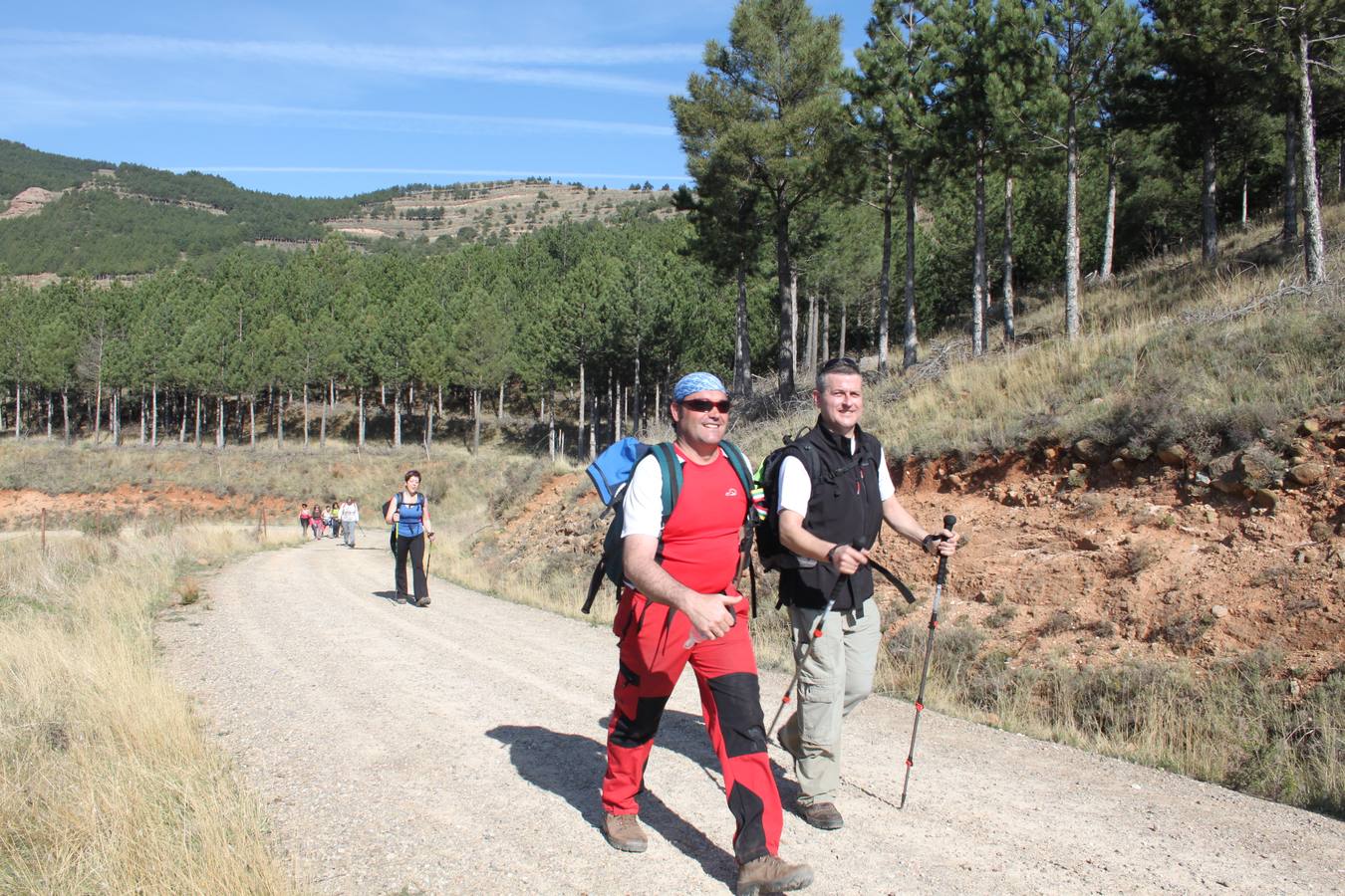 Arnedanos y visitantes participan en la marcha a Isasa