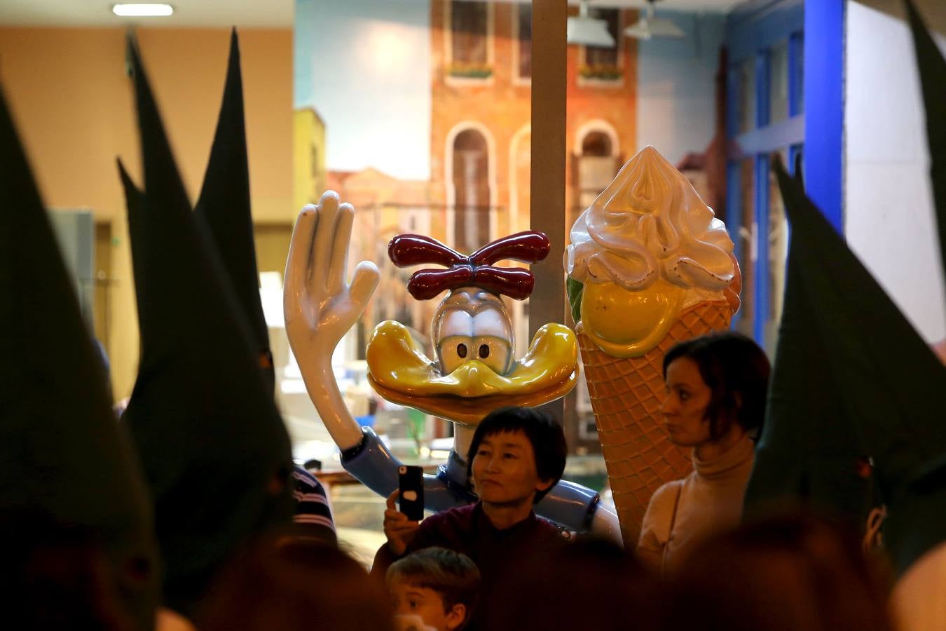 La cofradía de la Santa Cruz procesionó con el Santo Rosario del Dolor