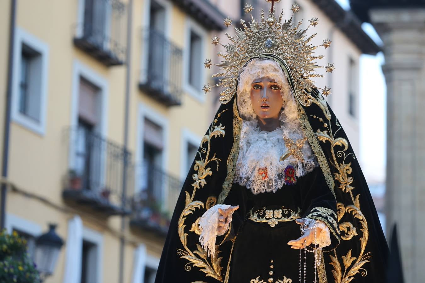 La cofradía de la Santa Cruz procesionó con el Santo Rosario del Dolor