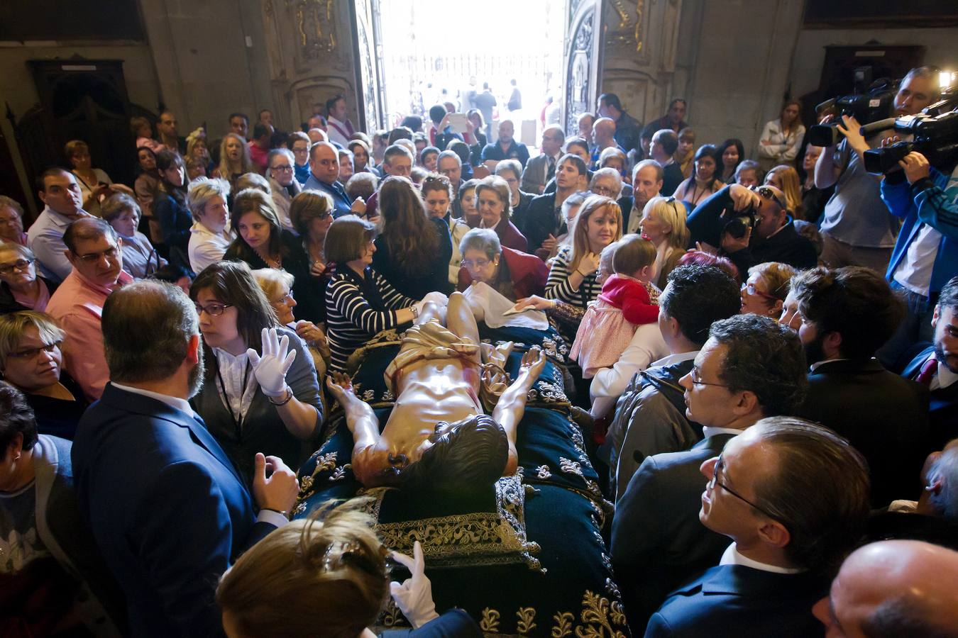 Centenares de logroñeses en la limpieza del Santo Sepulcro