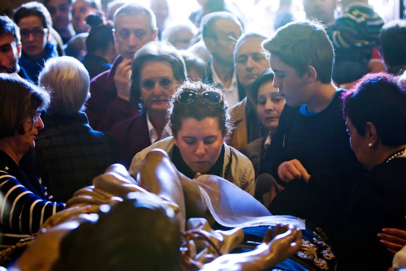 Centenares de logroñeses en la limpieza del Santo Sepulcro