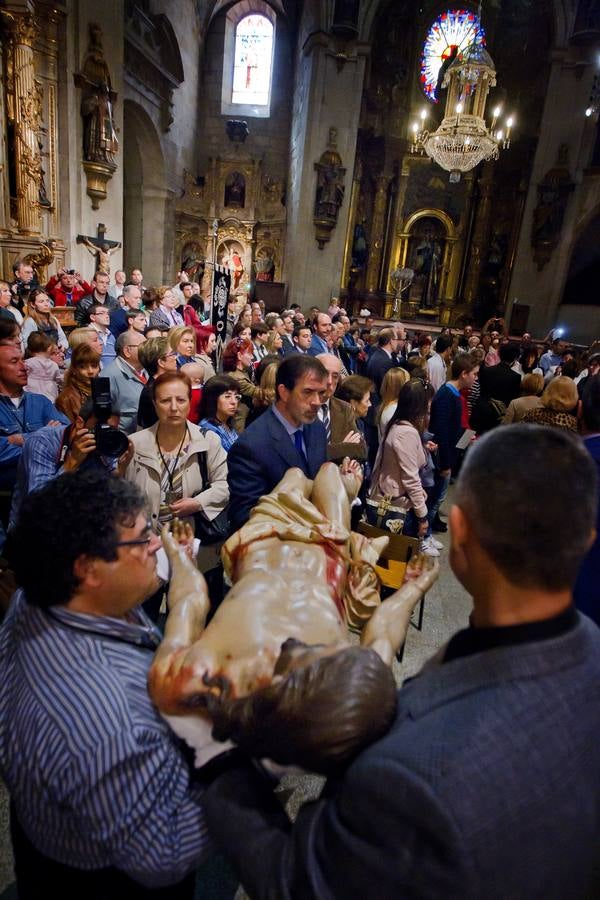 Centenares de logroñeses en la limpieza del Santo Sepulcro