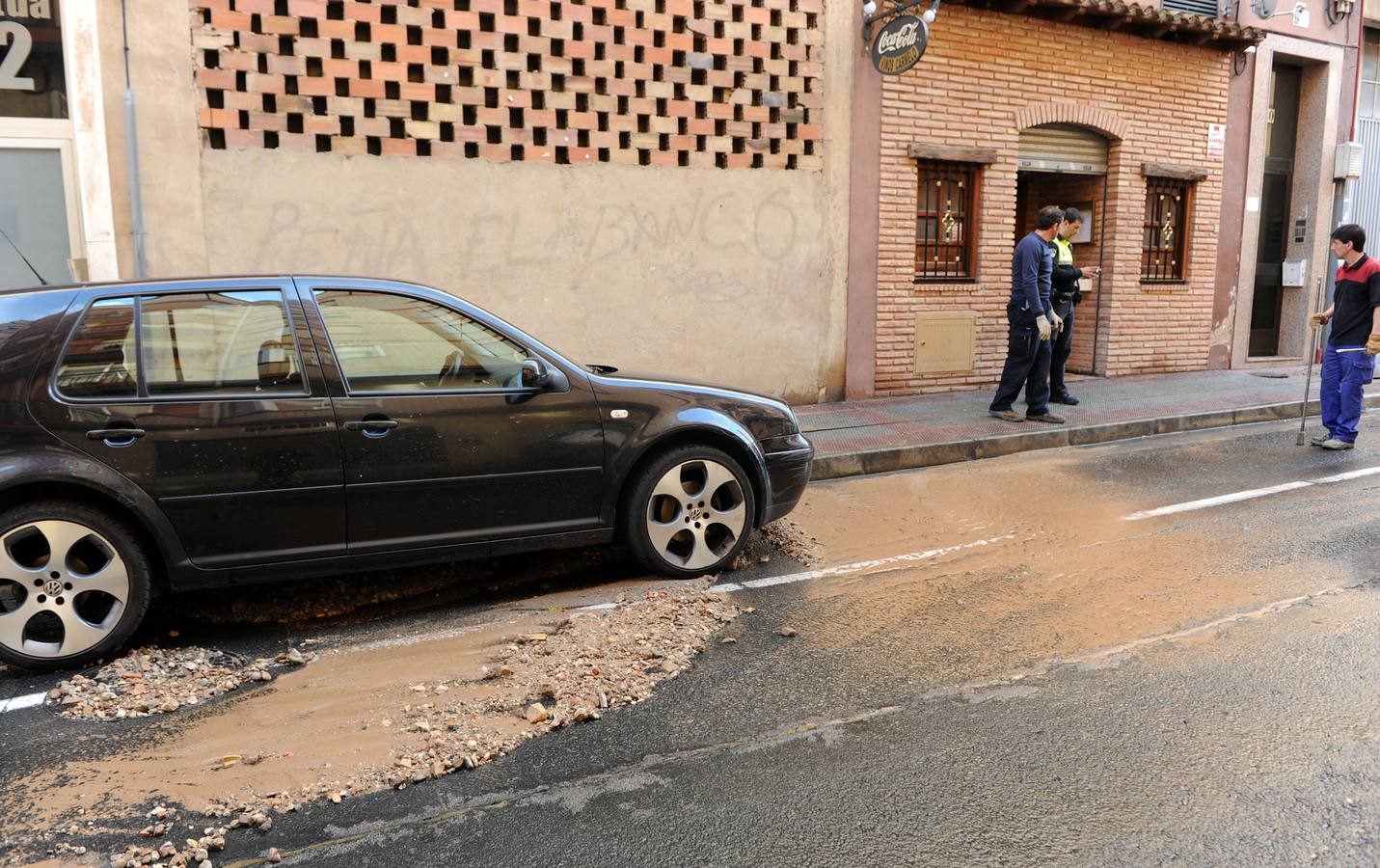 Reventón de una tubería en la calle Beratúa