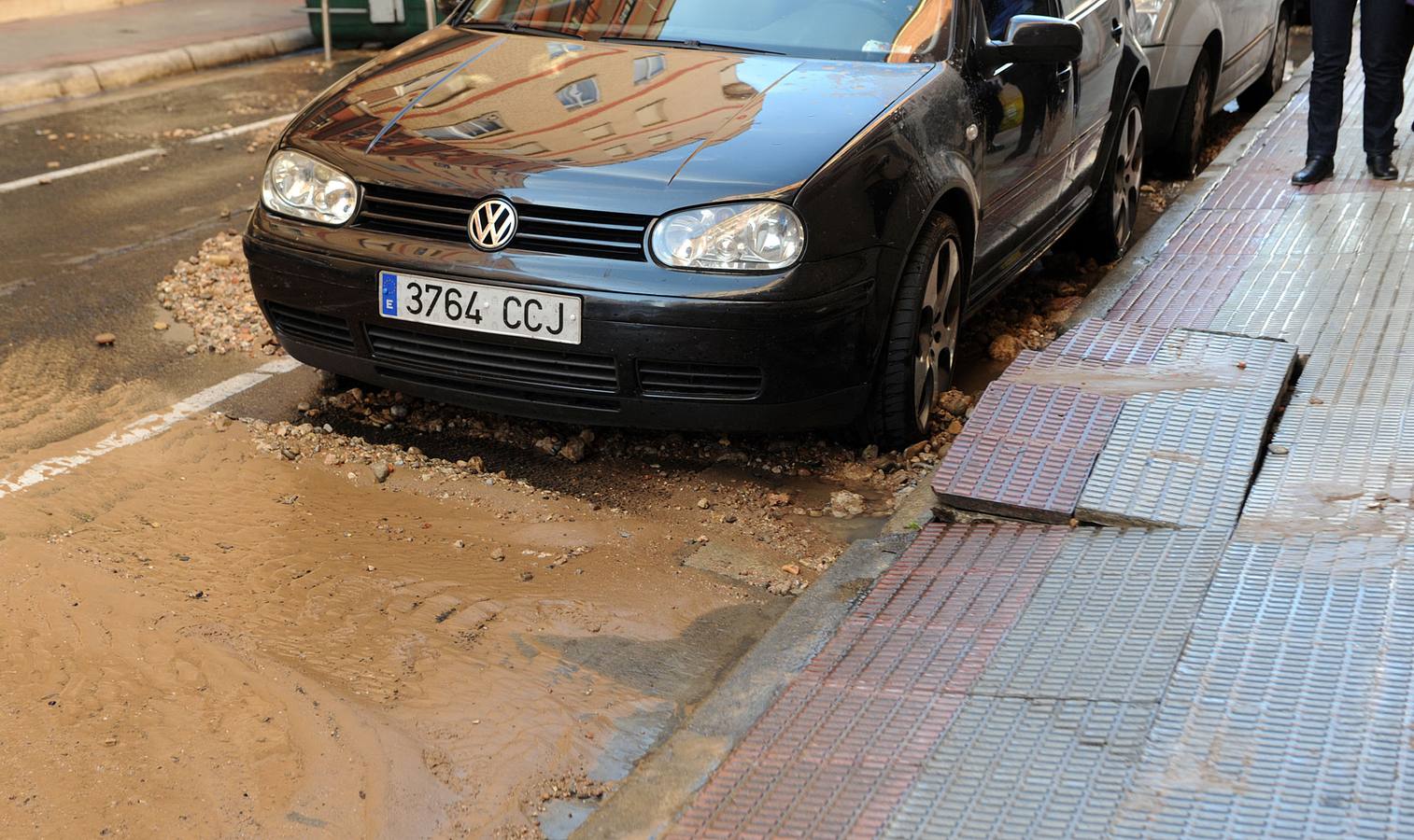 Reventón de una tubería en la calle Beratúa