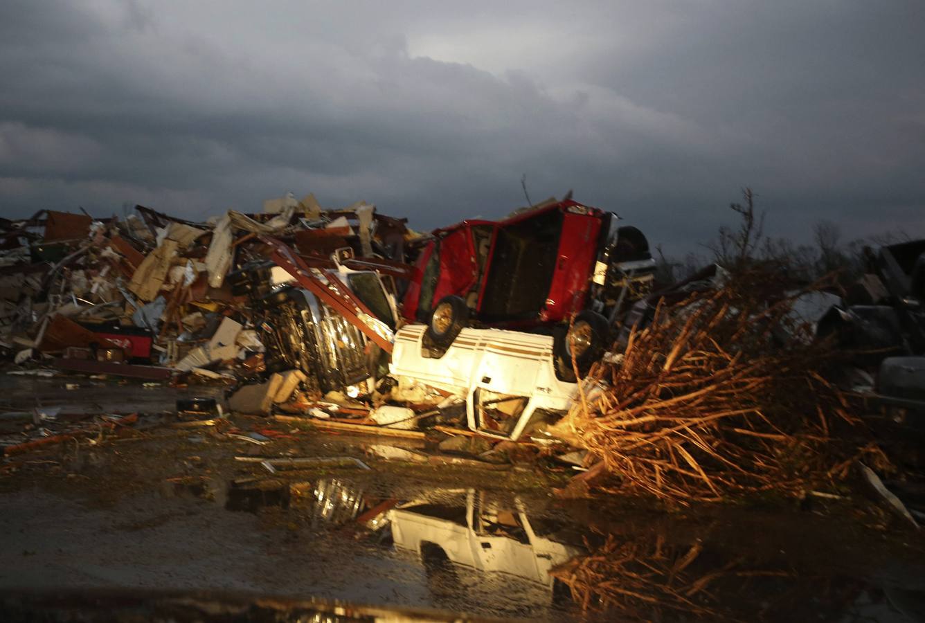 Los destrozos en casas y vehículos ha sido muy grande. 