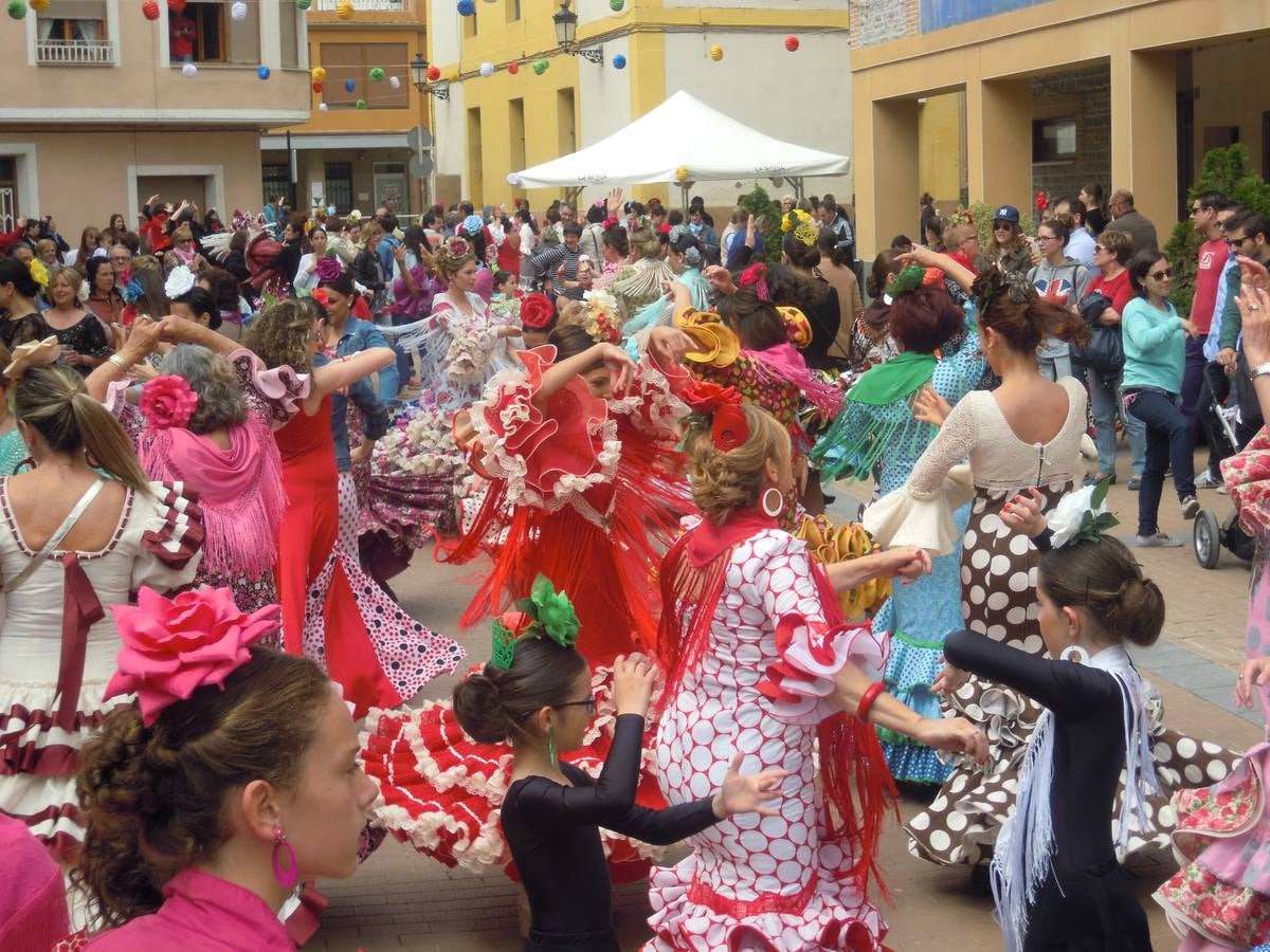 Los rinconeros bailan por sevillanas