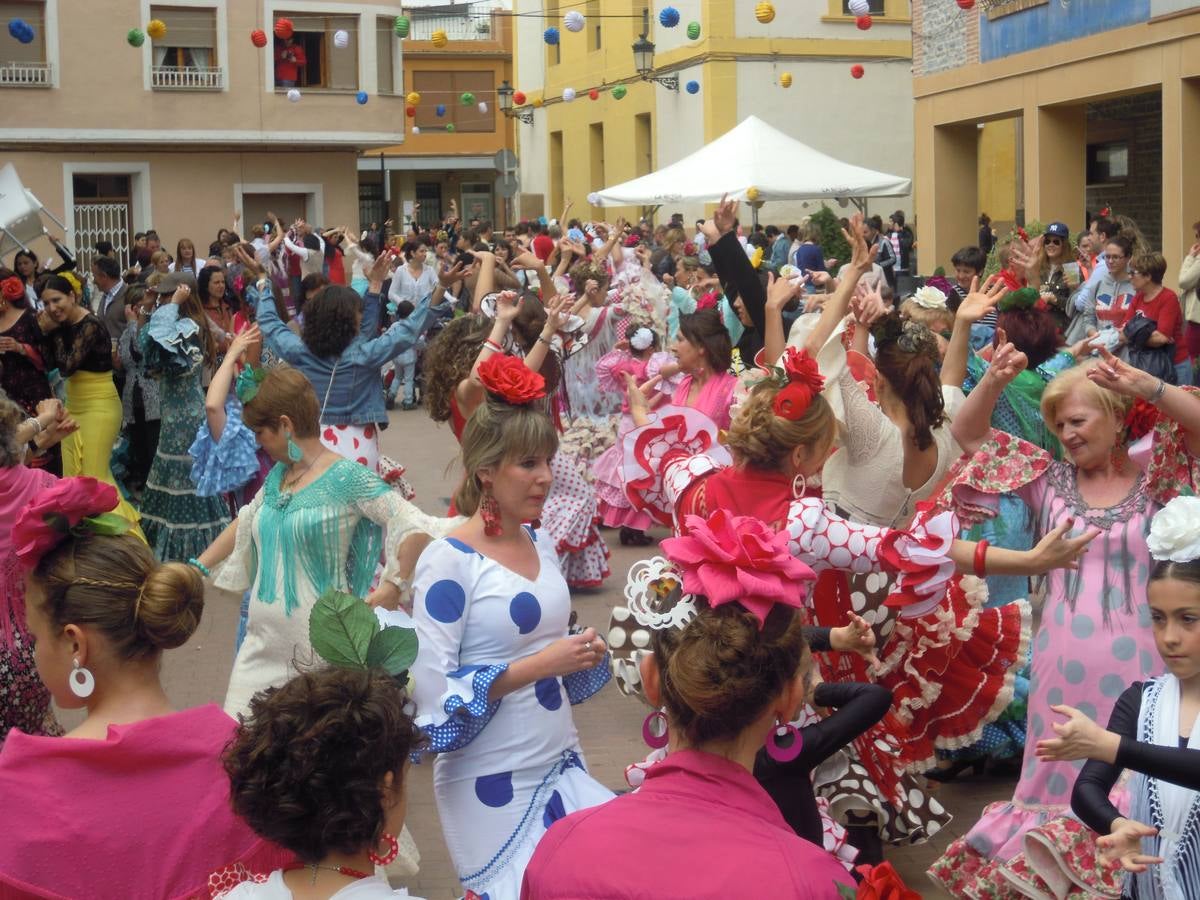 Los rinconeros bailan por sevillanas