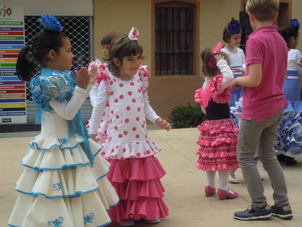 Los rinconeros bailan por sevillanas