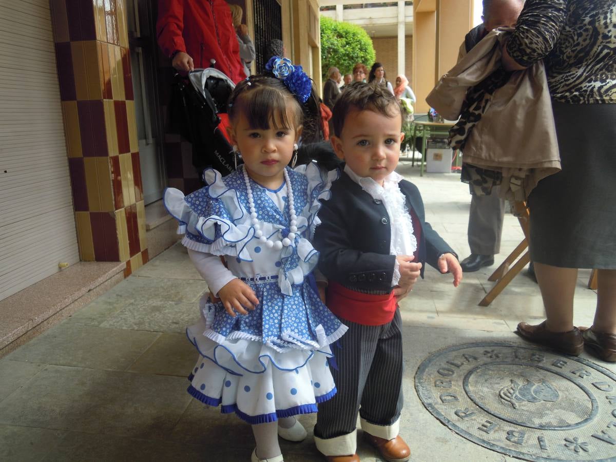 Los rinconeros bailan por sevillanas