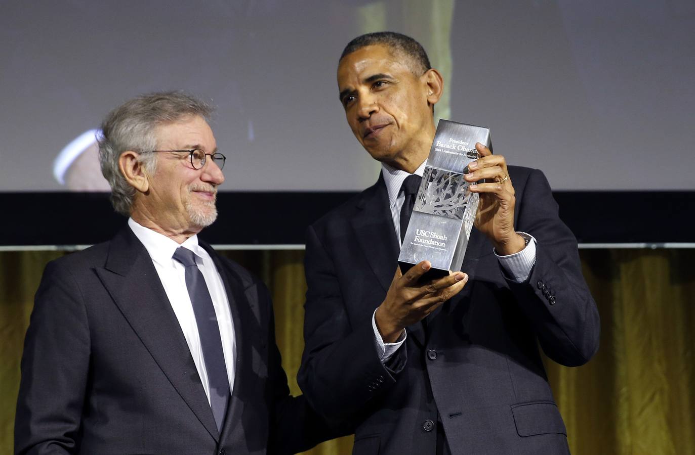 Obama recibe la distinción de manos de Spielberg.