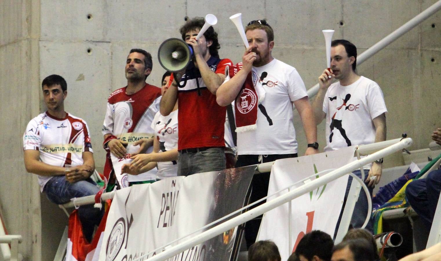 El Naturhouse celebra con el público la victoria ante el Huesca