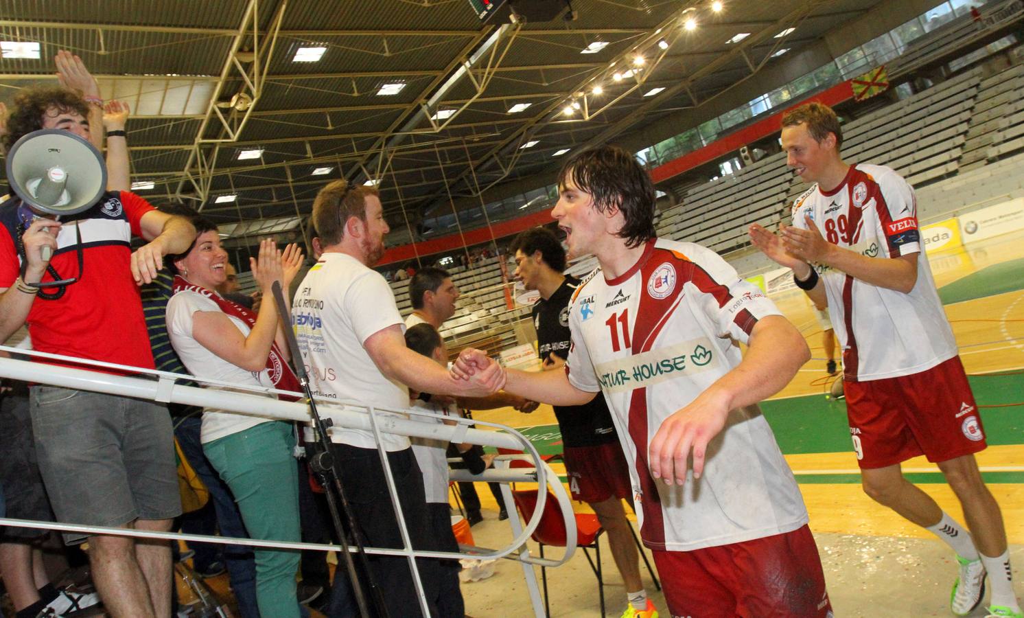 El Naturhouse celebra con el público la victoria ante el Huesca