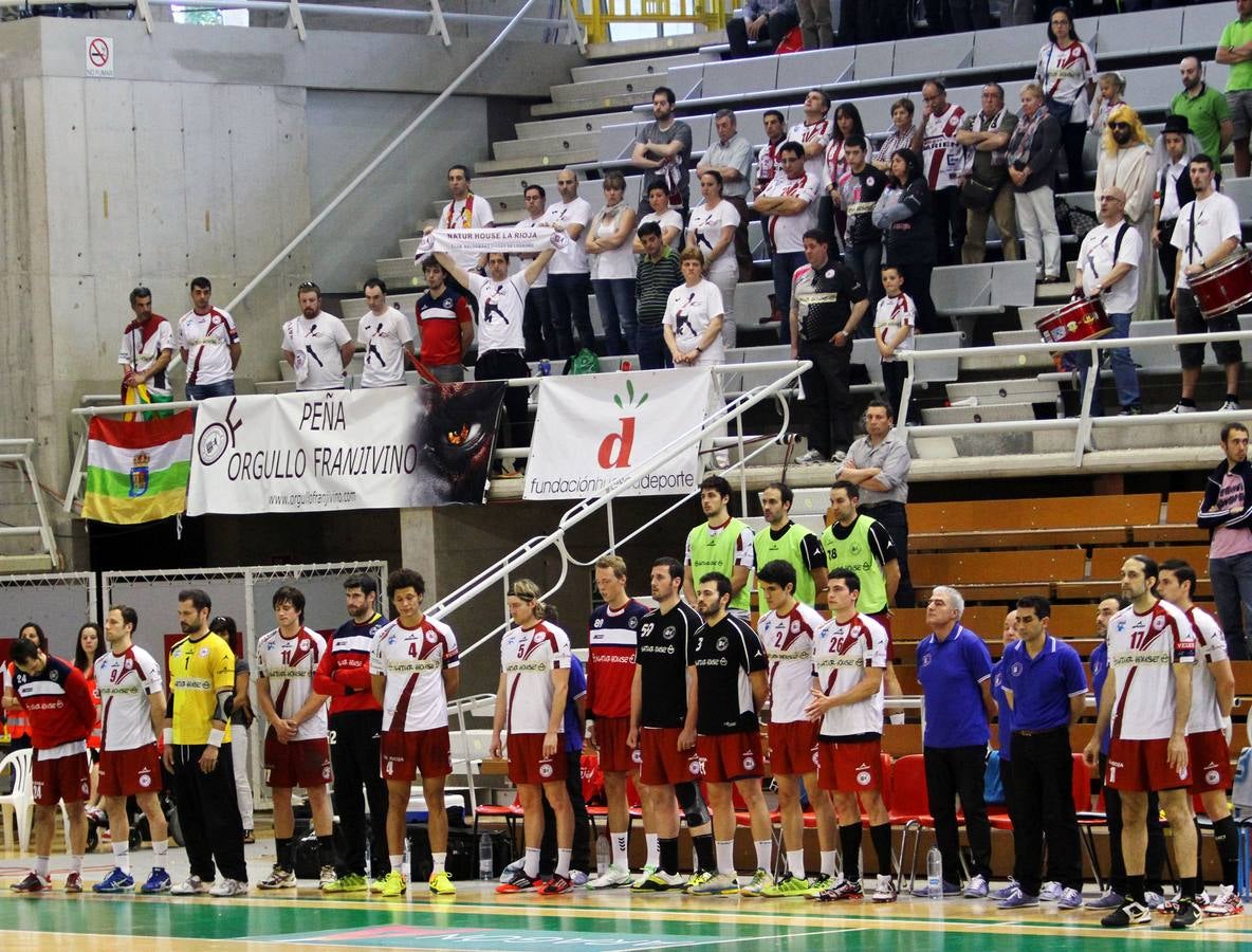 El Naturhouse celebra con el público la victoria ante el Huesca