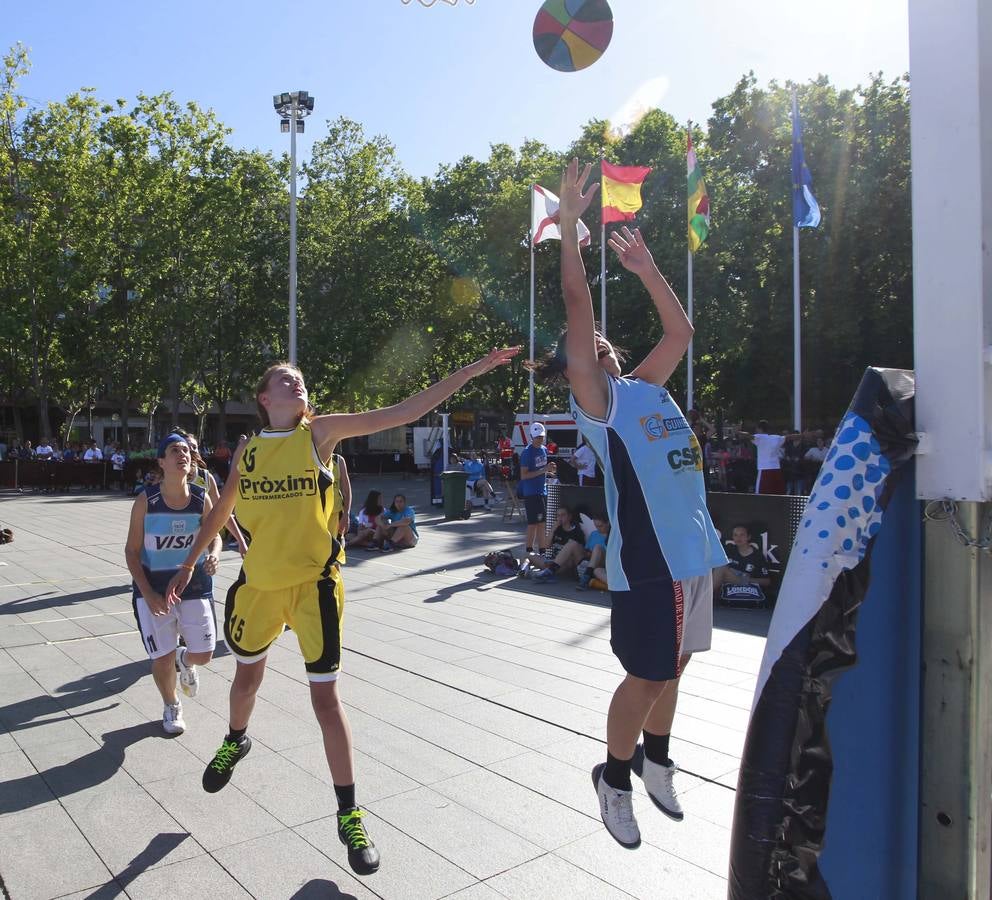 Logroño juega al baloncesto en el Ayuntamiento