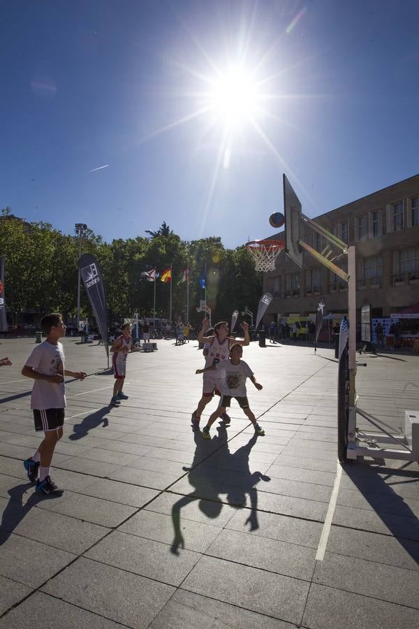 Logroño juega al baloncesto en el Ayuntamiento