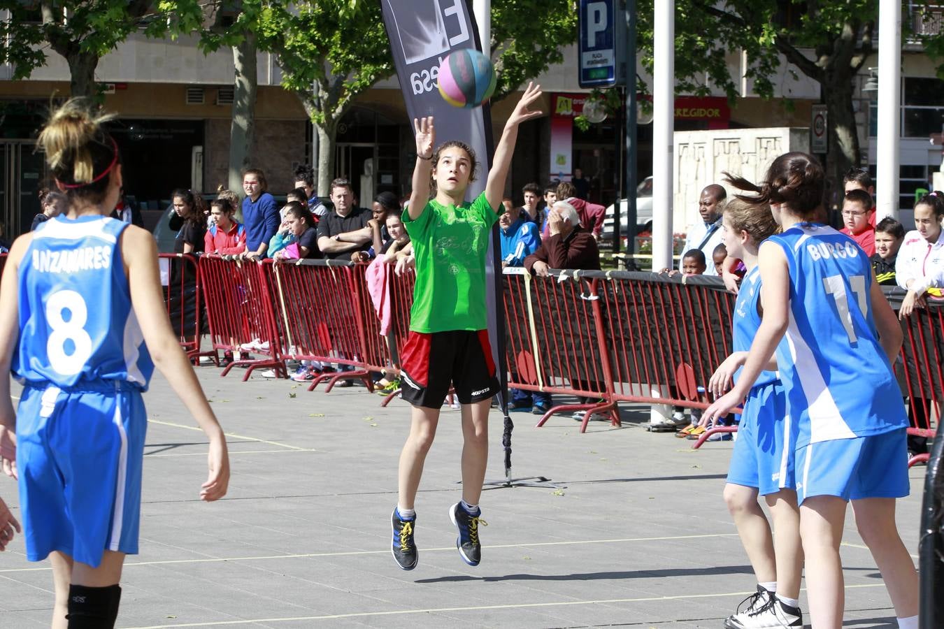 Logroño juega al baloncesto en el Ayuntamiento