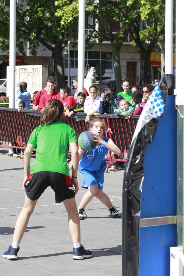 Logroño juega al baloncesto en el Ayuntamiento