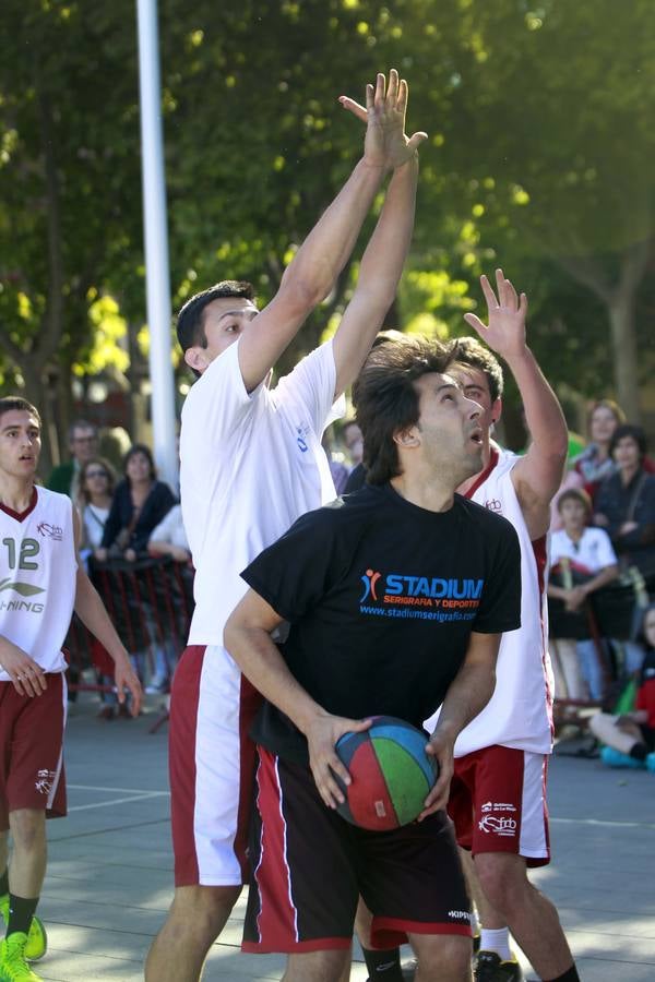 Logroño juega al baloncesto en el Ayuntamiento