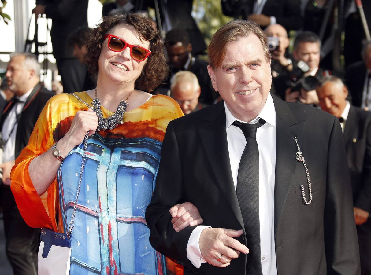 Timothy Spall, junto a su mujer, a la llegada a la ceremonia