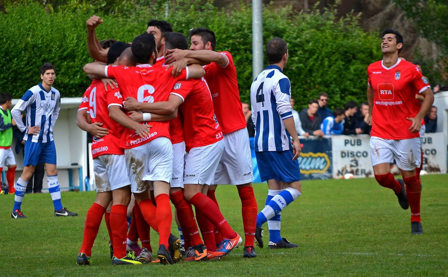 La afición y el partido en el Náxara-Puertollano