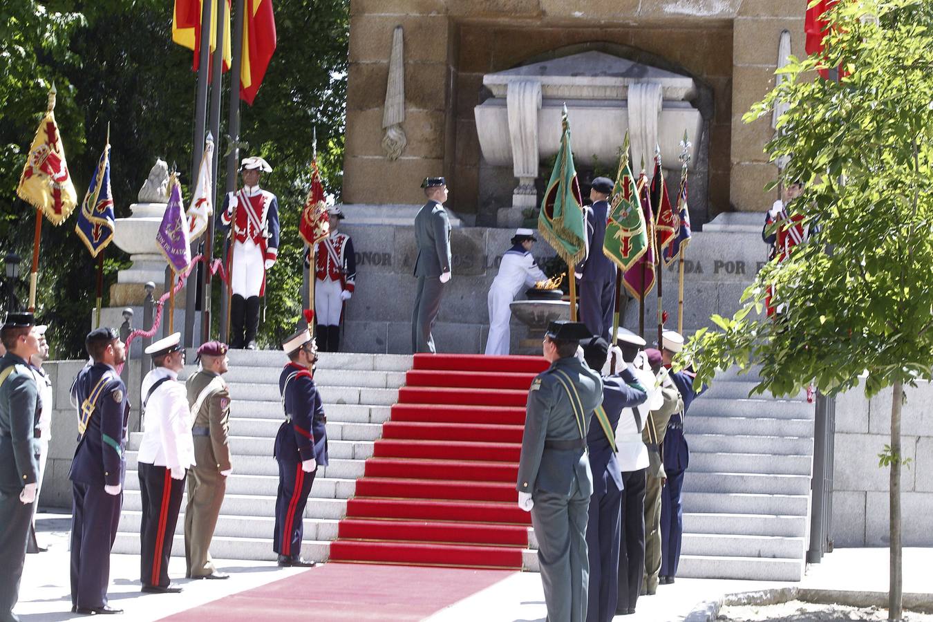 Homenaje a los caídos ante el monumento levantado en su honor.