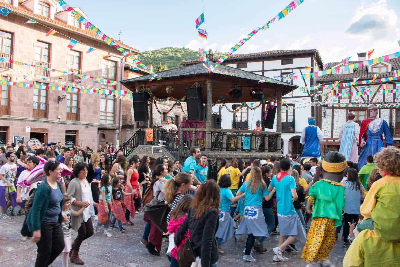 Primer día de las fiestas por Santa Bárbara en Ezcaray