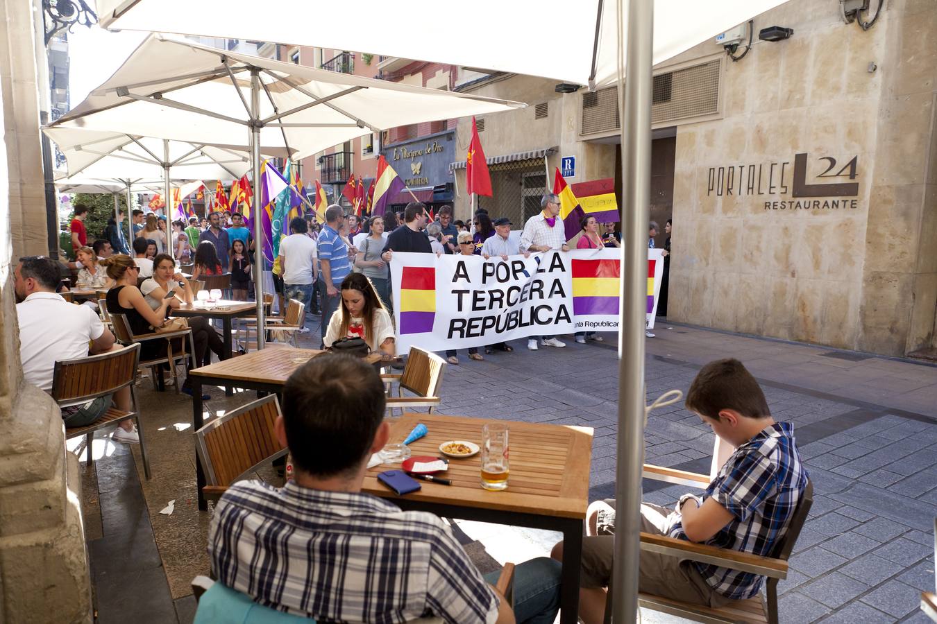 Unas 400 personas se reúnen en Logroño &#039;por la consulta ciudadana&#039; sobre la República