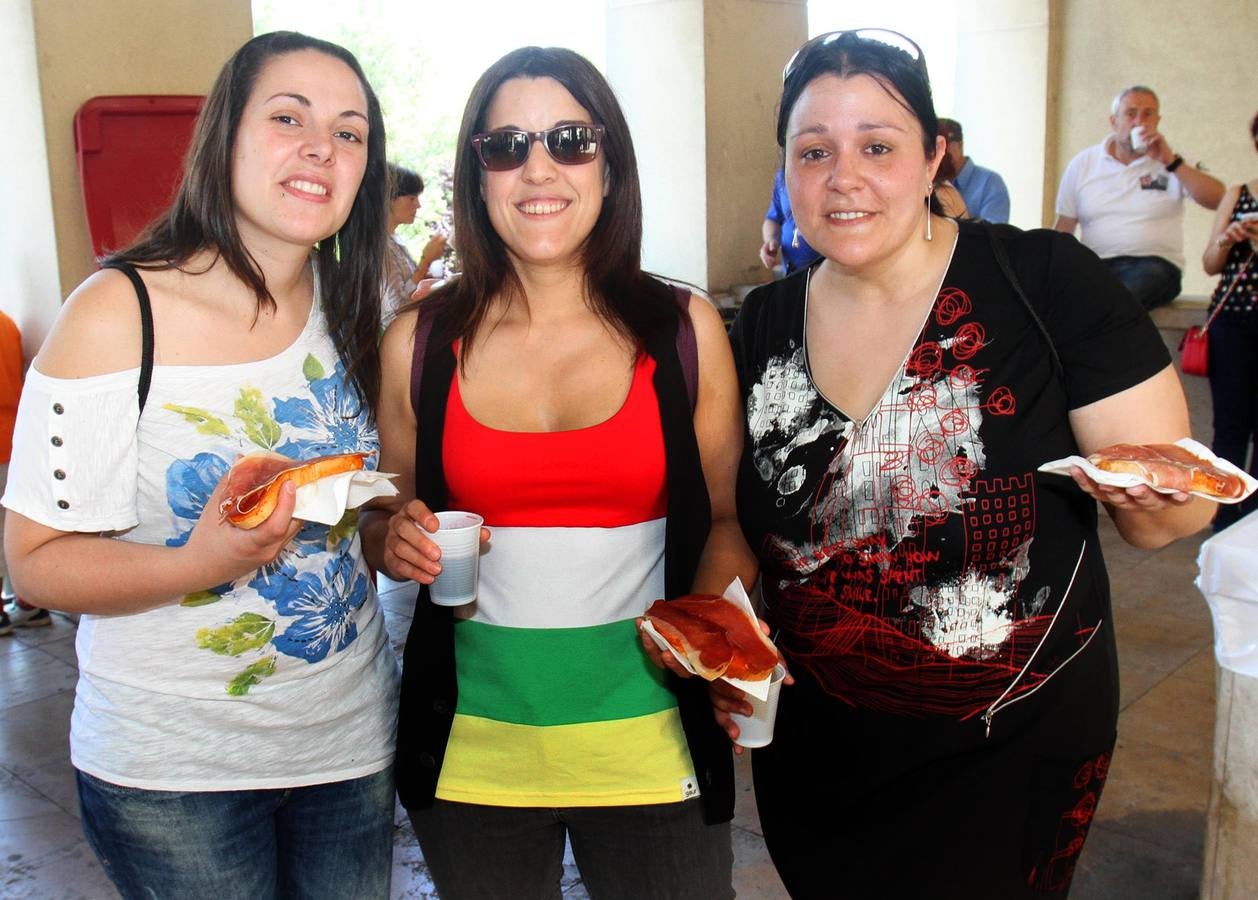 Los logroñeses disfrutan de las degustaciones, un clásico de las fiestas