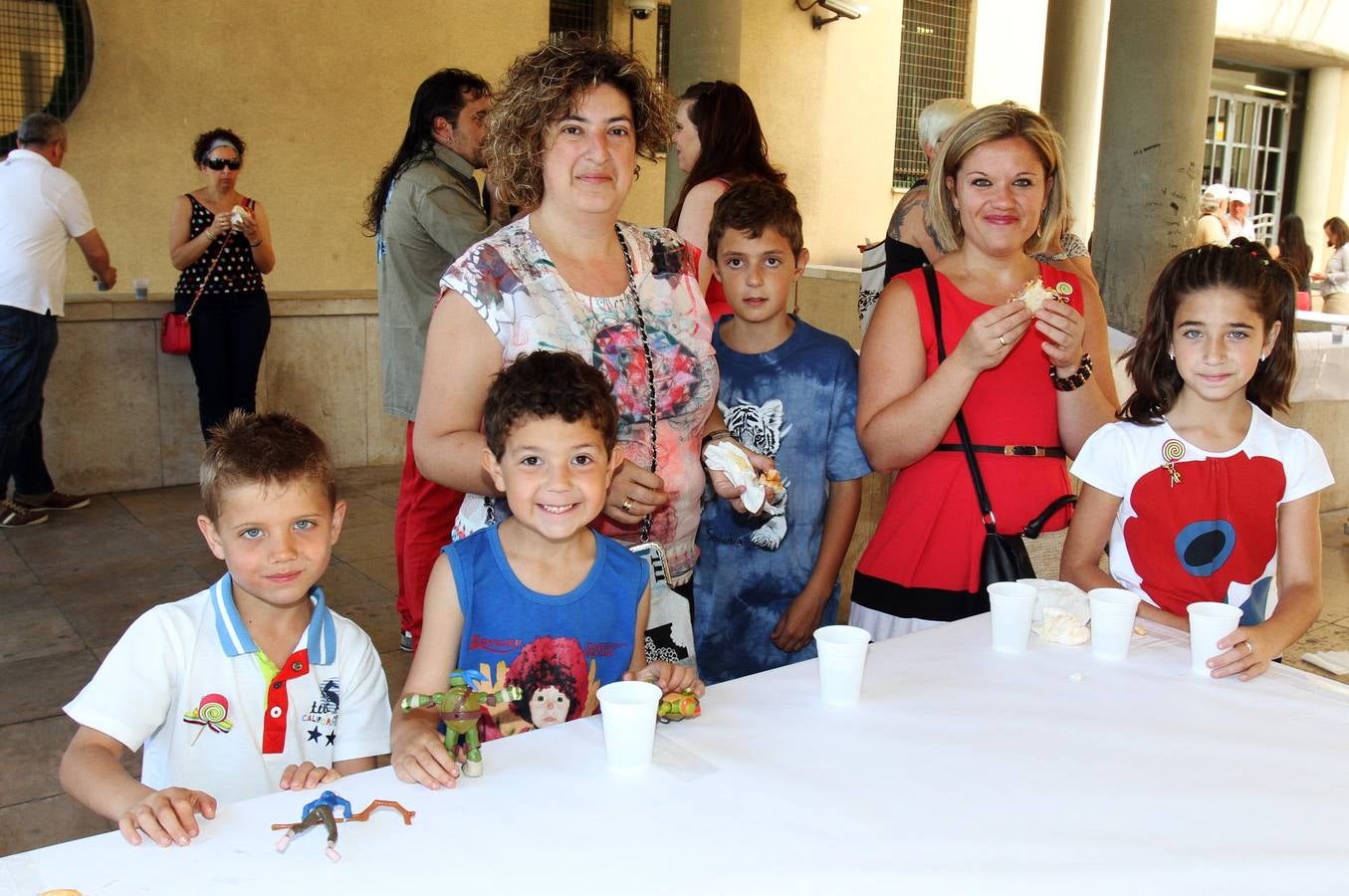 Los logroñeses disfrutan de las degustaciones, un clásico de las fiestas