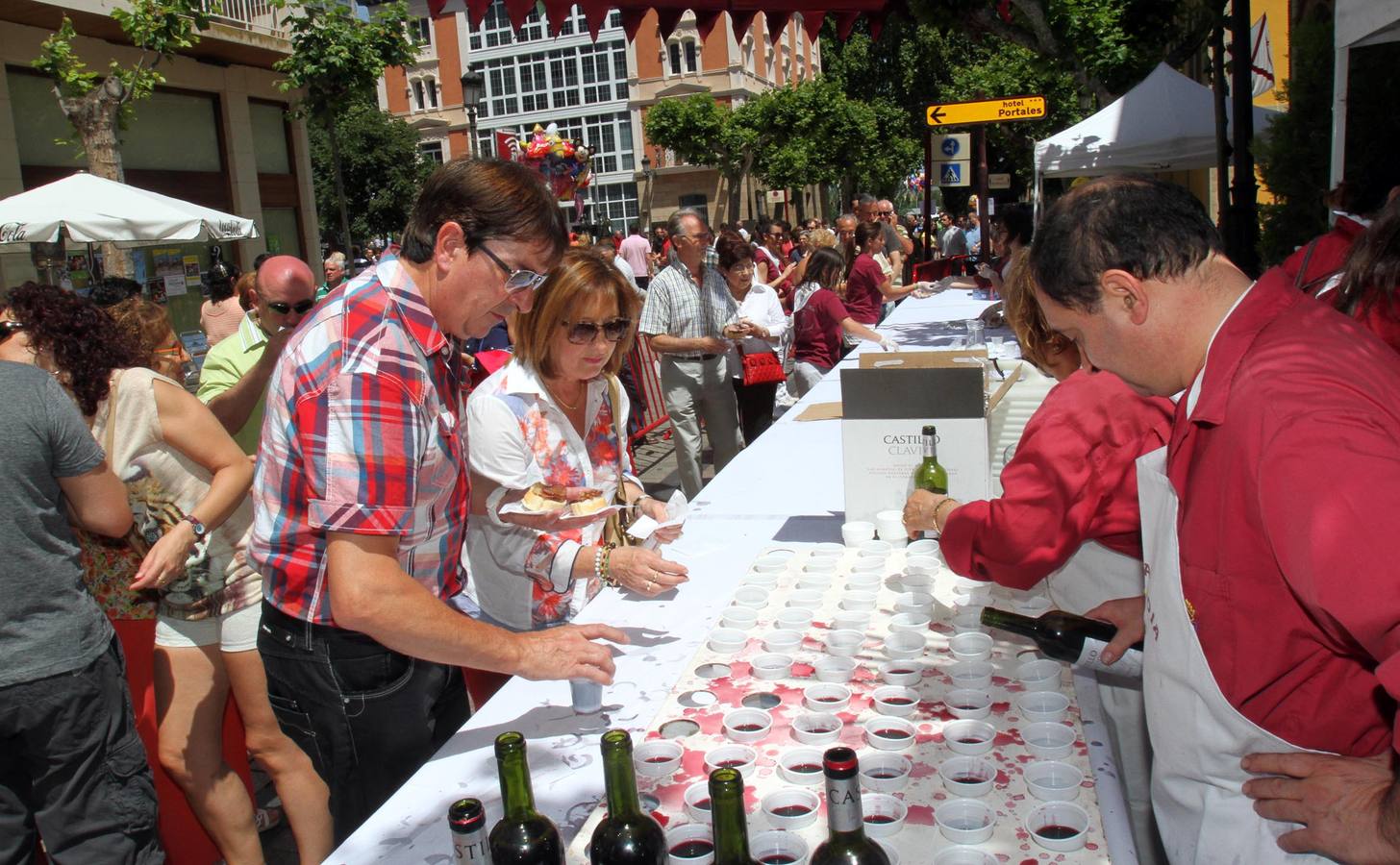 Los logroñeses disfrutan de las degustaciones, un clásico de las fiestas