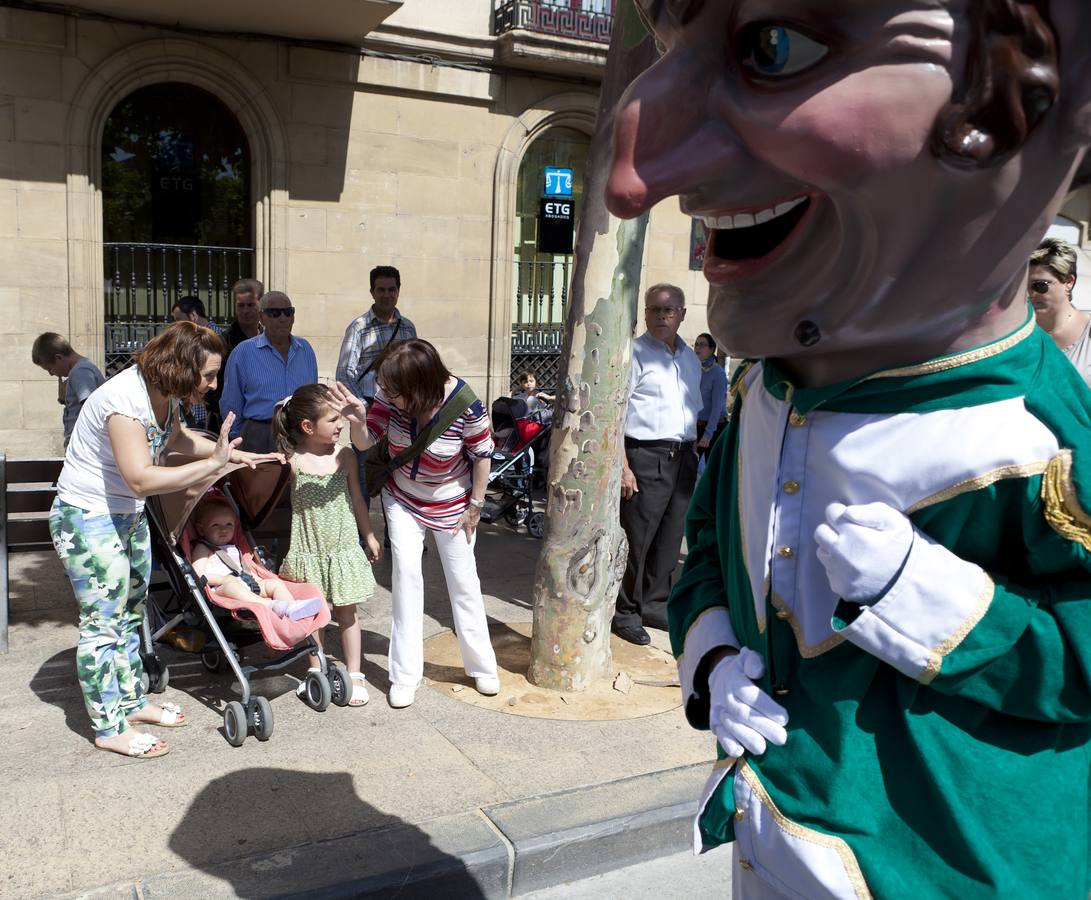 Los gigantes y cabezudos recorren el centro de Logroño