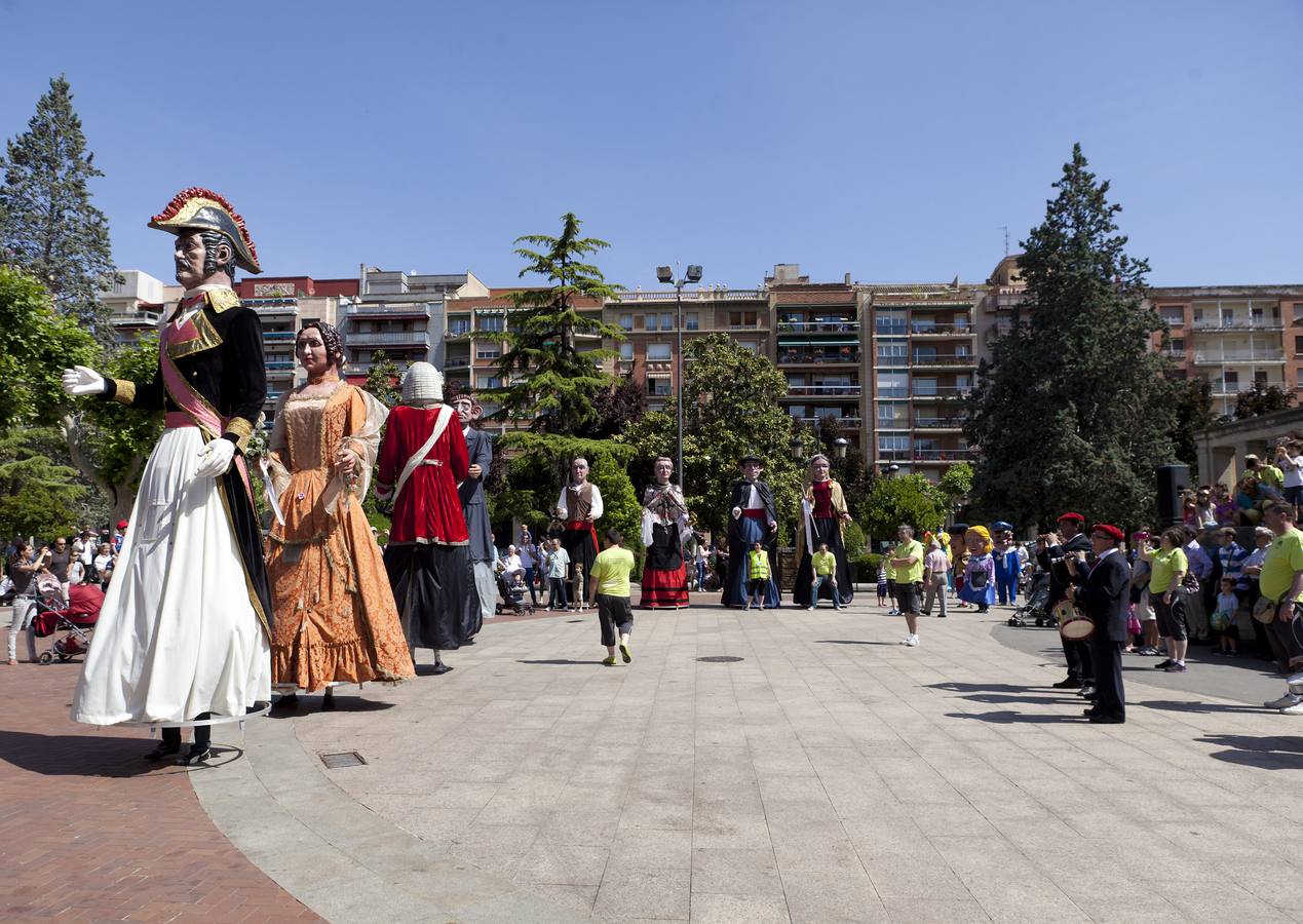 Los gigantes y cabezudos recorren el centro de Logroño