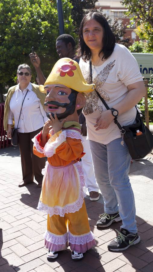 Los gigantes y cabezudos recorren el centro de Logroño