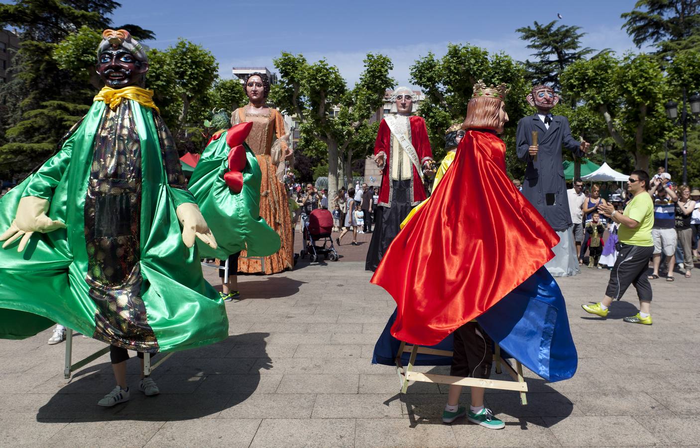 Los gigantes y cabezudos recorren el centro de Logroño