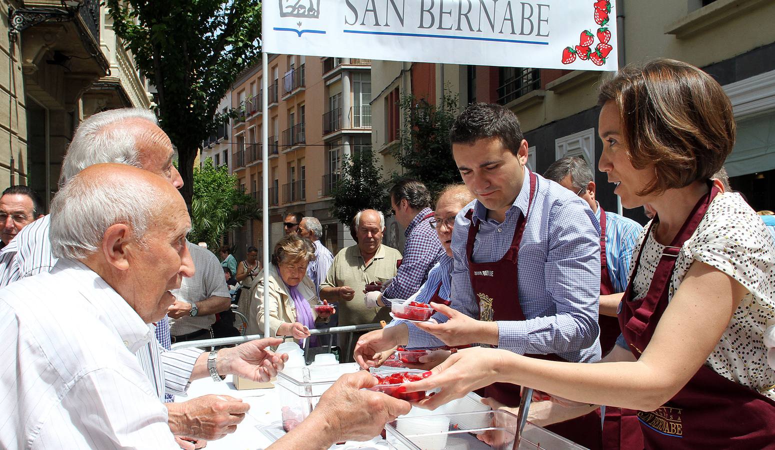 Degustación de fresas con vino en la calle Juan Lobo