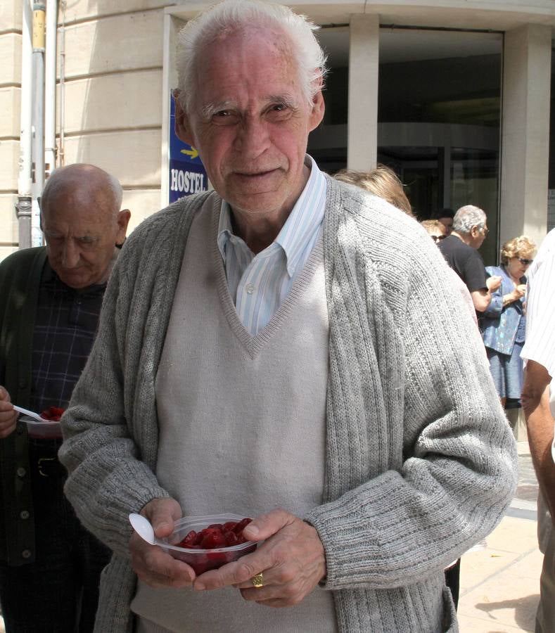 Degustación de fresas con vino en la calle Juan Lobo