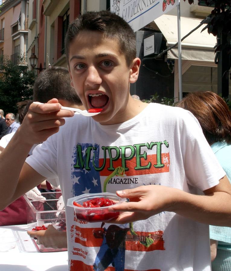 Degustación de fresas con vino en la calle Juan Lobo