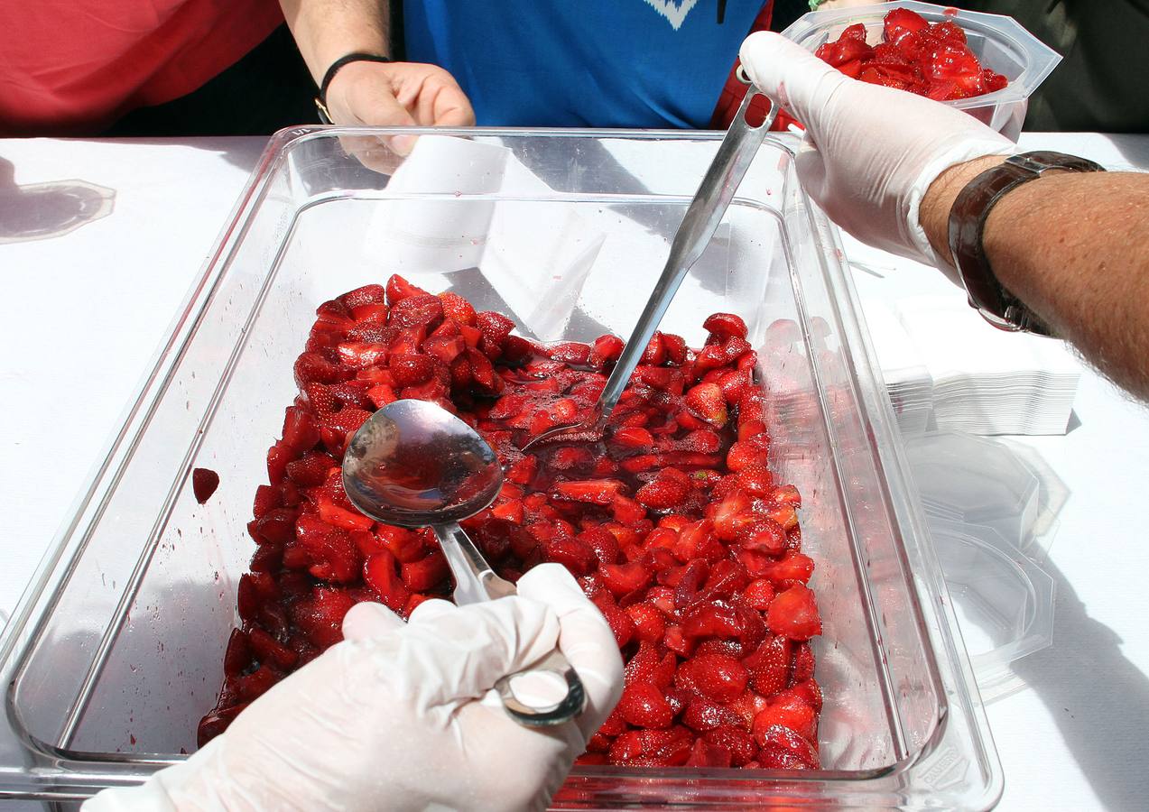 Degustación de fresas con vino en la calle Juan Lobo