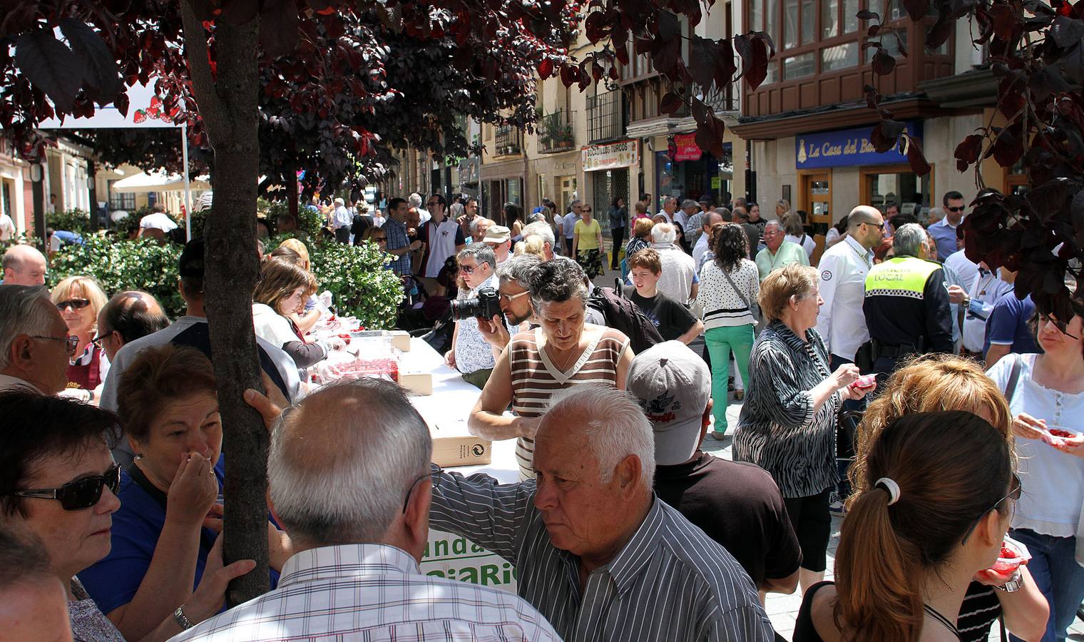 Degustación de fresas con vino en la calle Juan Lobo