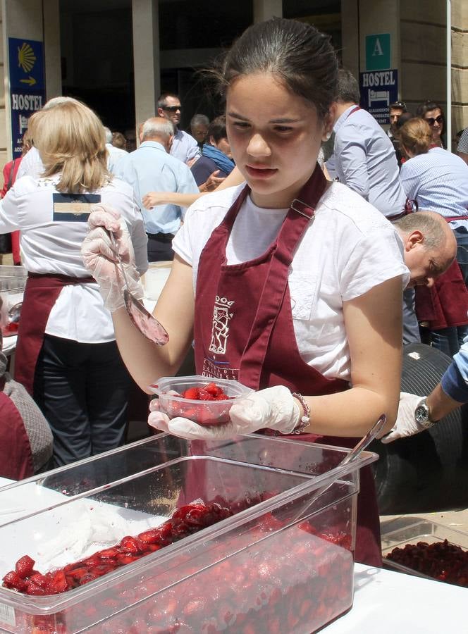 Degustación de fresas con vino en la calle Juan Lobo