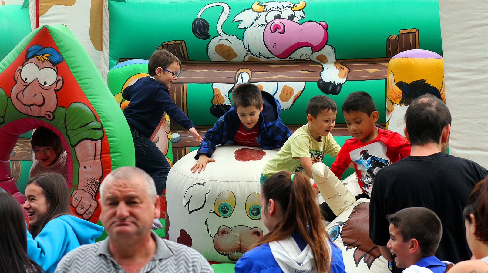 Juegos infantiles y degustación de choricillo