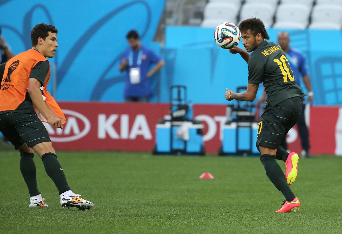 Hernanes, frente a Neymar. La 'Canarinha' se divide en dos para ensayar jugadas