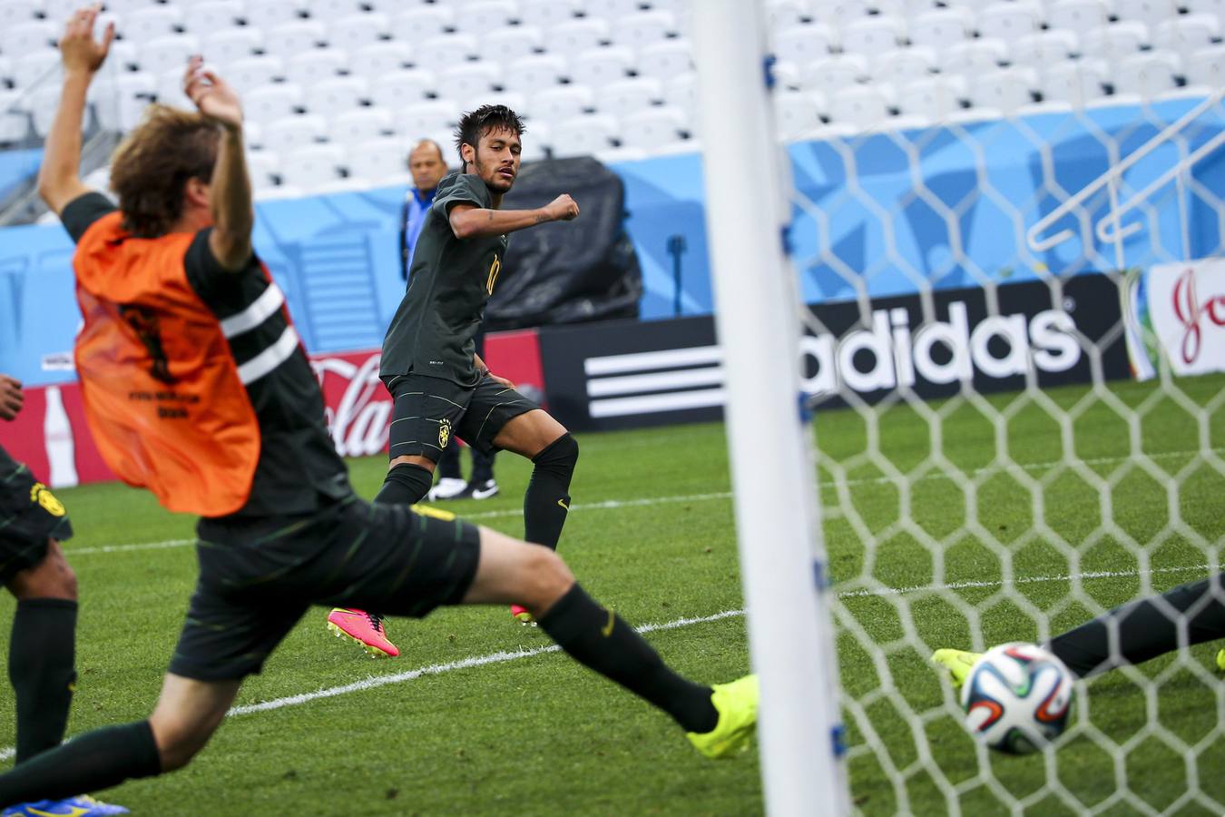 Neymar marca gol. La selección brasileña afina su puntería