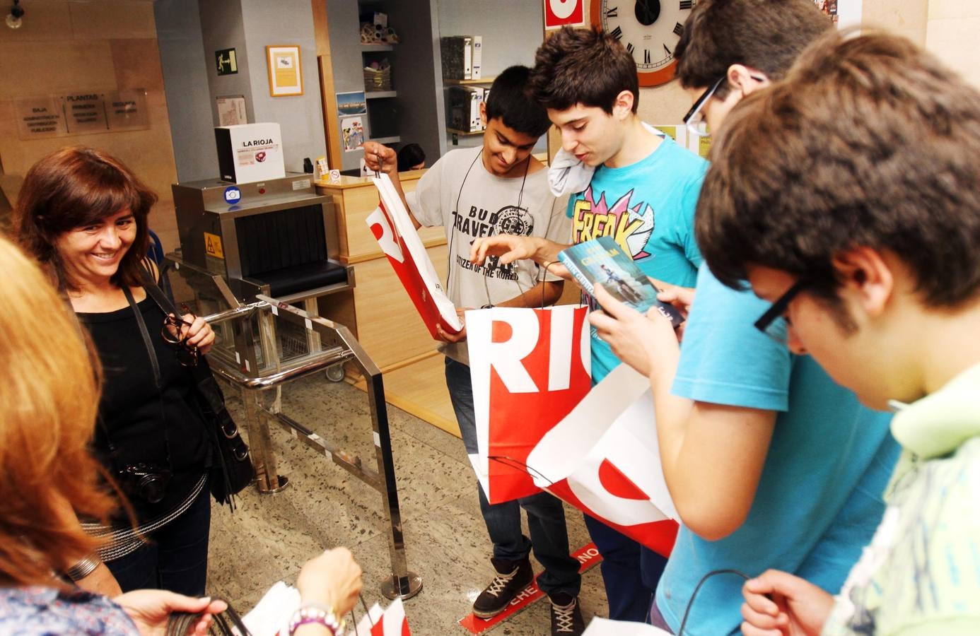 Alumnos del IES Samaniego de Laguardia visitan las instalaciones de La Rioja