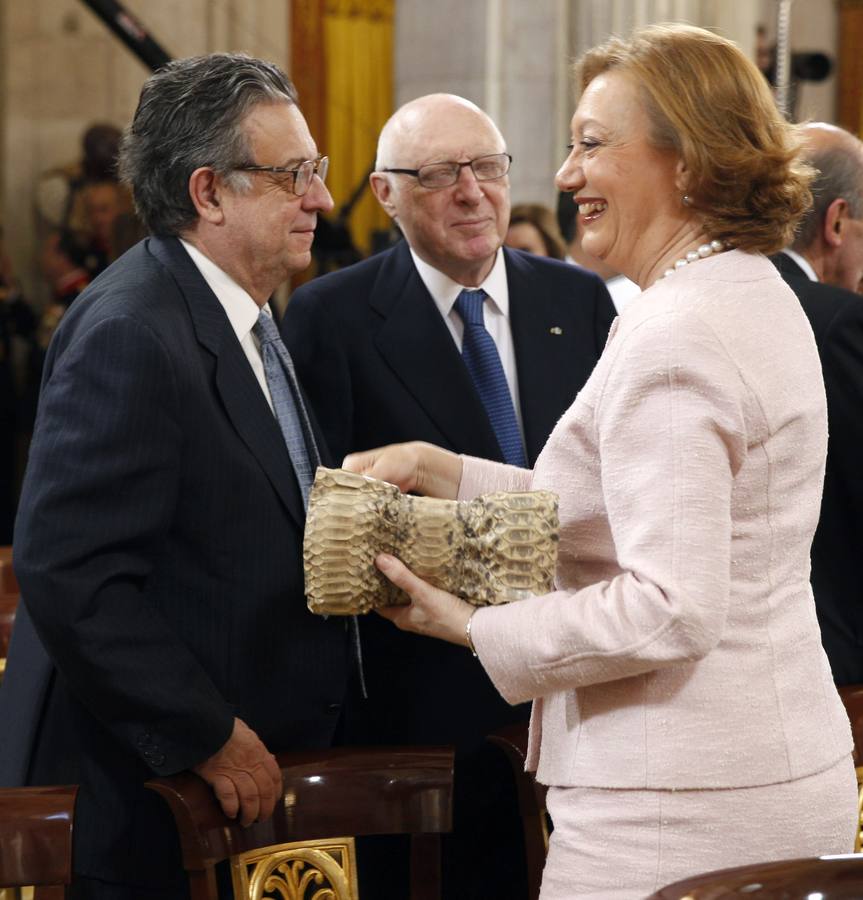 La presidenta de Aragón, Luisa Fernanda Rudi, conversa con los ponentes de la Constitución José Pedro Pérez Llorca y Miguel Herrero de Miñón.