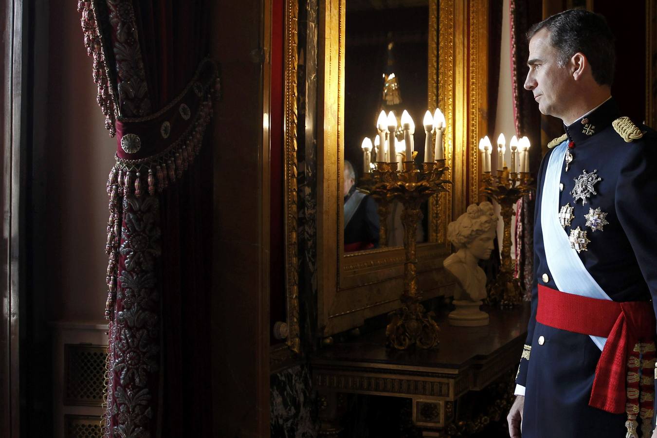 La Familia Real saluda desde el balcón del Palacio