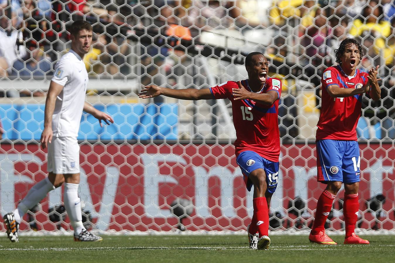 Los jugadores de Costa Rica discuten una decisión arbitral.